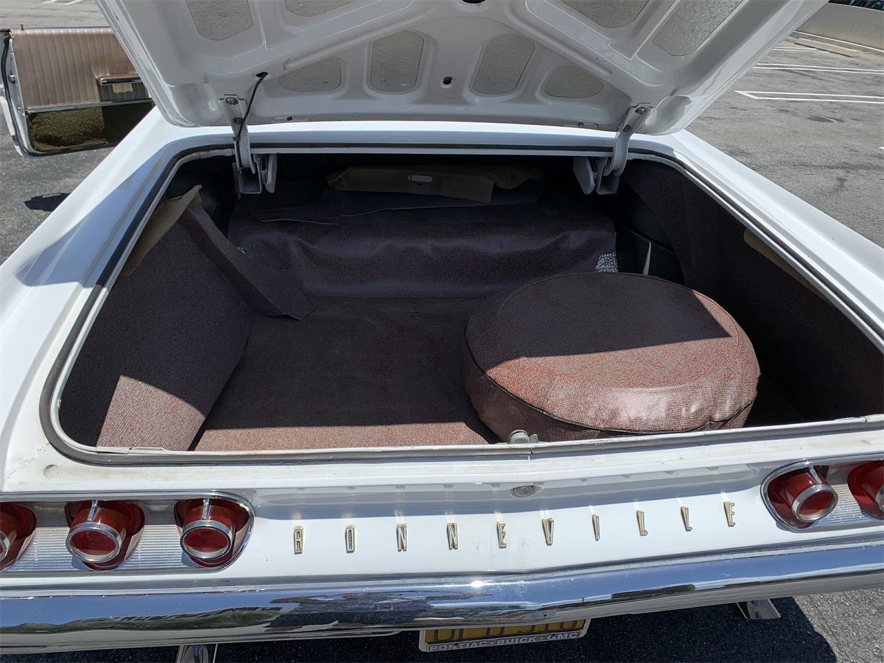 Pontiac-Bonneville-1961-White-Brown-9