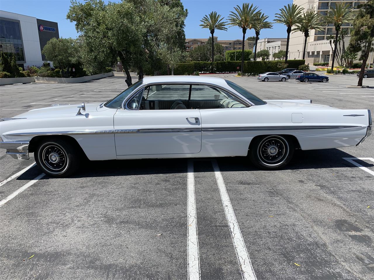 Pontiac-Bonneville-1961-White-Brown