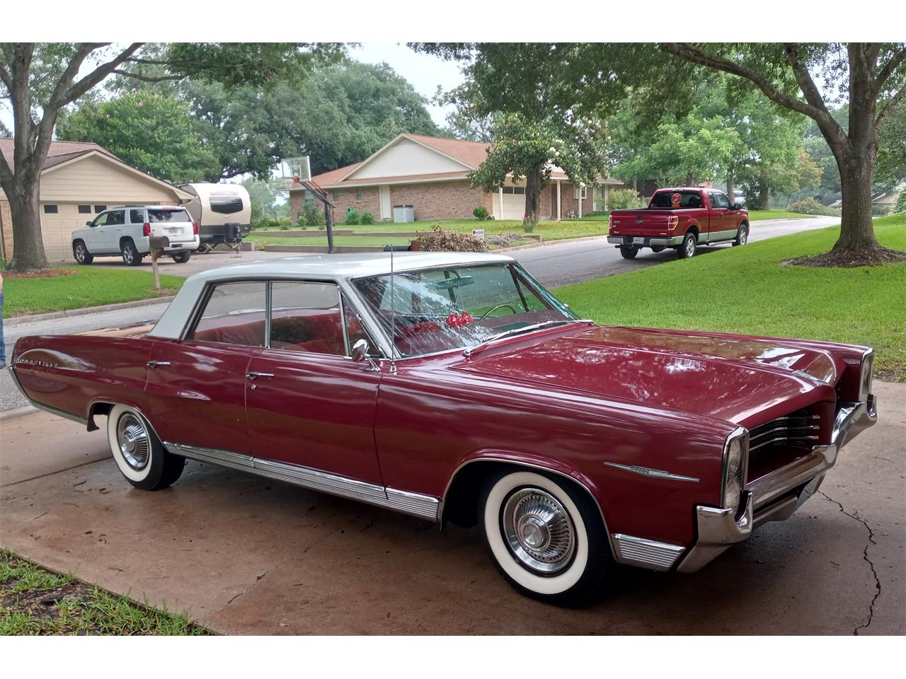 Pontiac-Bonneville-1964-Maroon-Maroon-3
