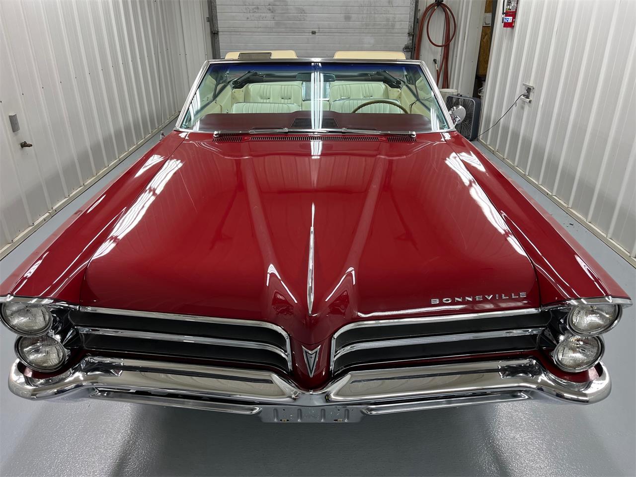 Pontiac-Bonneville-1965-red-white-1