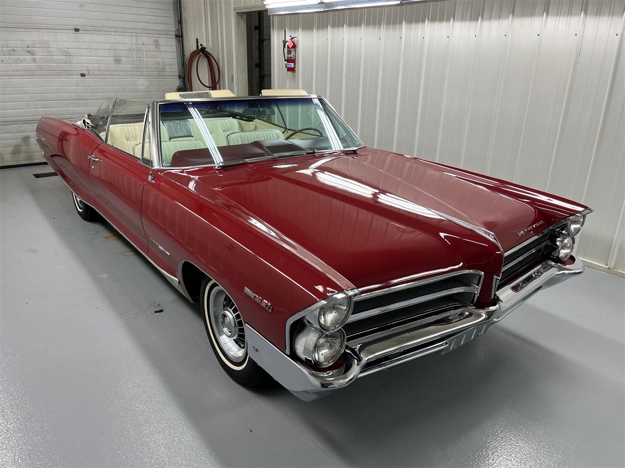 Pontiac-Bonneville-1965-red-white-2