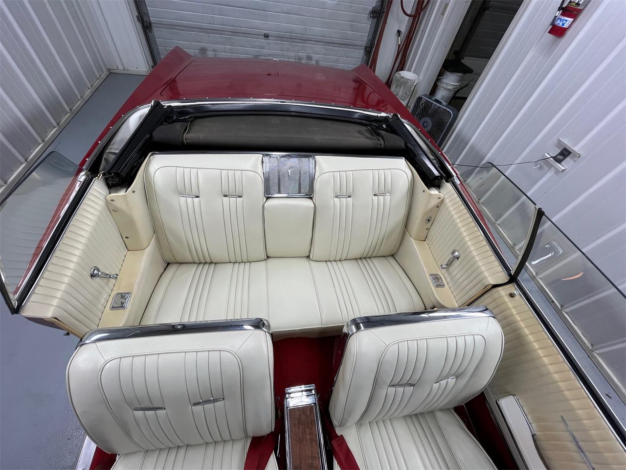 Pontiac-Bonneville-1965-red-white-22