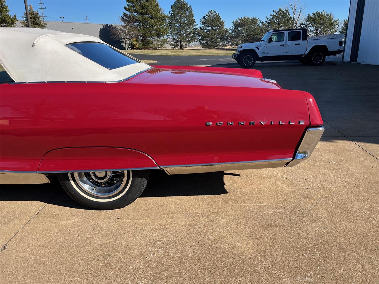 Pontiac-Bonneville-1965-red-white-37