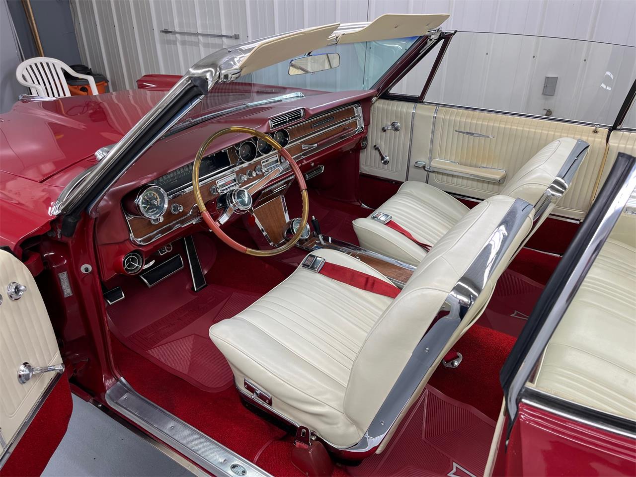 Pontiac-Bonneville-1965-red-white-40