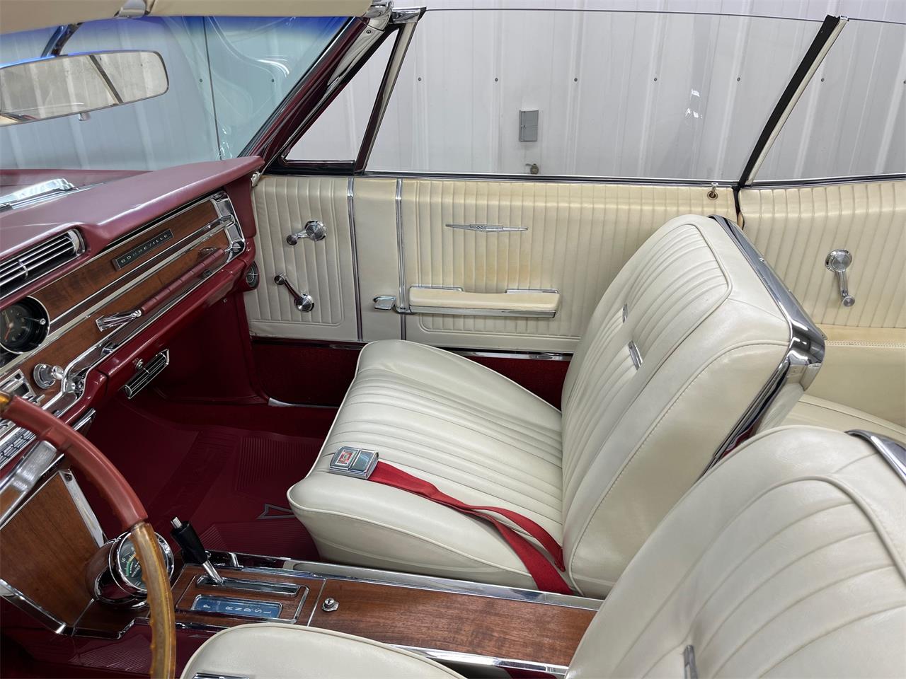 Pontiac-Bonneville-1965-red-white-42