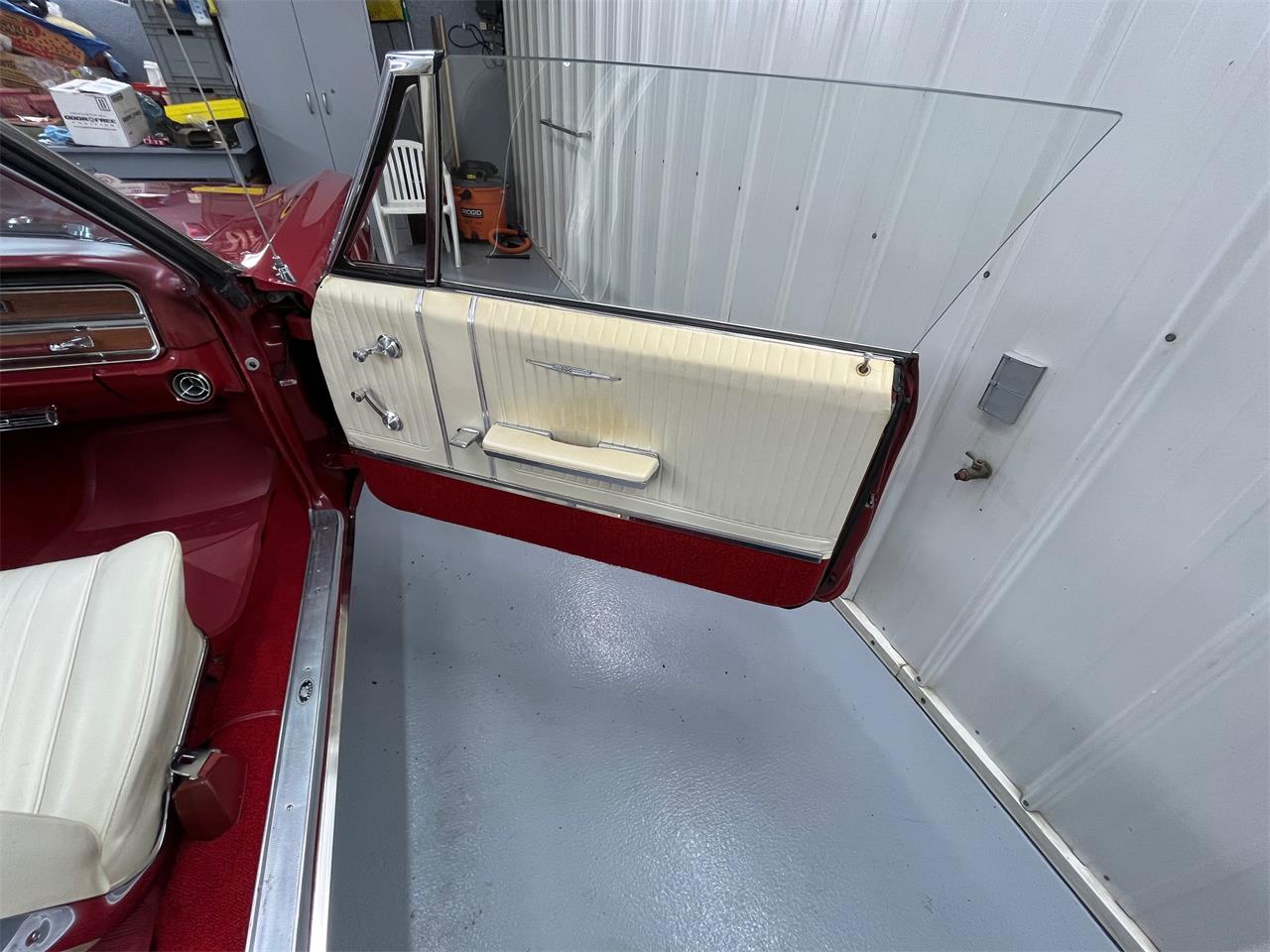 Pontiac-Bonneville-1965-red-white-9