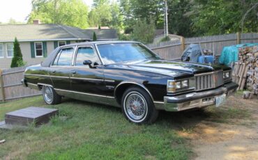 Pontiac-Bonneville-1979-black-black
