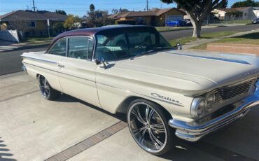 Pontiac-Catalina-1960-Burgundy-and-White-Burgundy-and-White