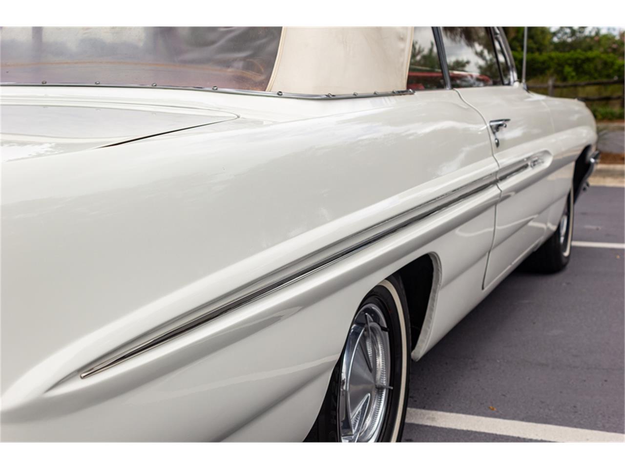 Pontiac-Catalina-1961-Shelltone-Ivory-Red-and-white-23