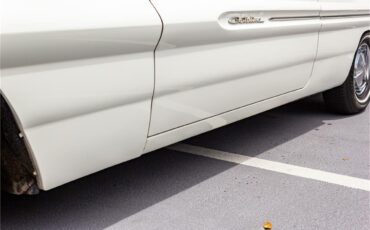 Pontiac-Catalina-1961-Shelltone-Ivory-Red-and-white-24