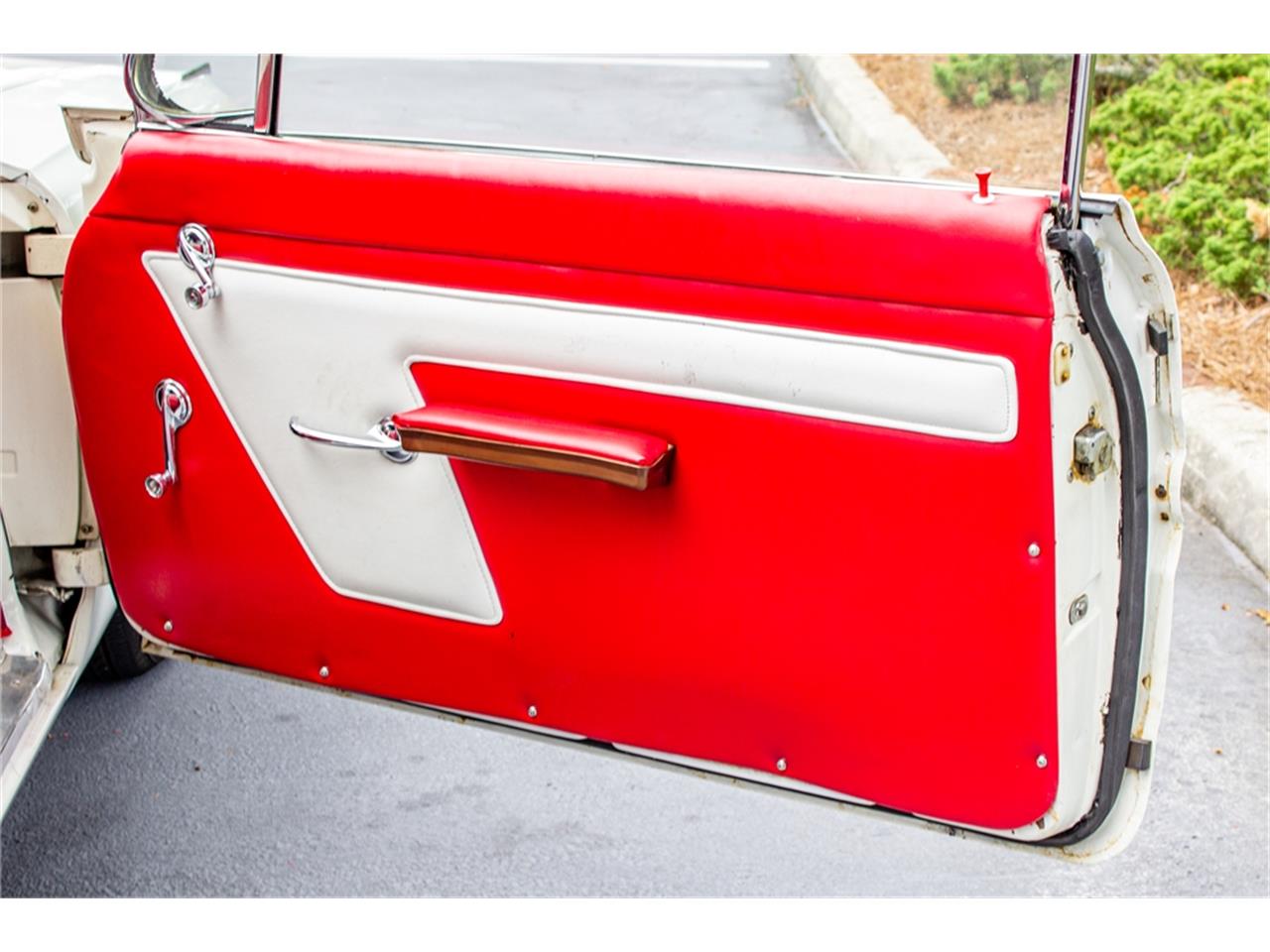 Pontiac-Catalina-1961-Shelltone-Ivory-Red-and-white-79