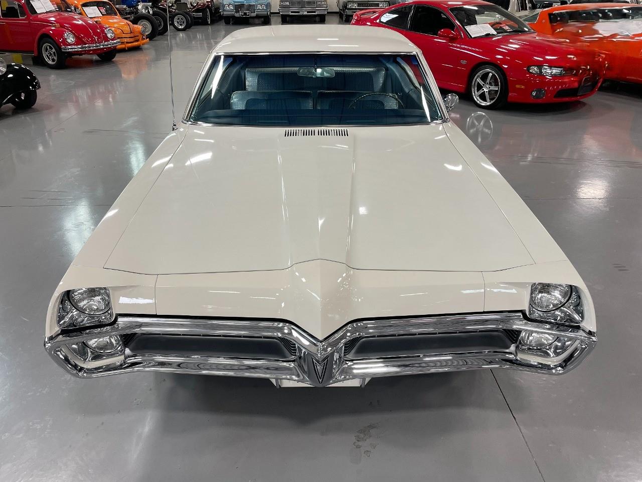 Pontiac-Catalina-1967-White-Blue-2