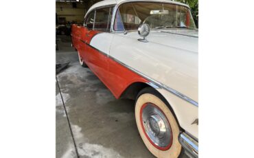 Pontiac-Chieftain-1956-Red-and-white-Black-and-red-2