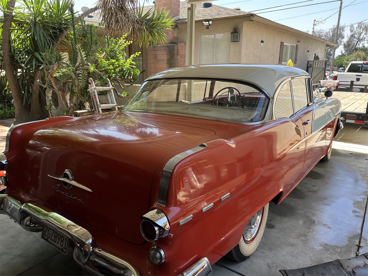 Pontiac-Chieftain-1956-Red-and-white-Black-and-red-4