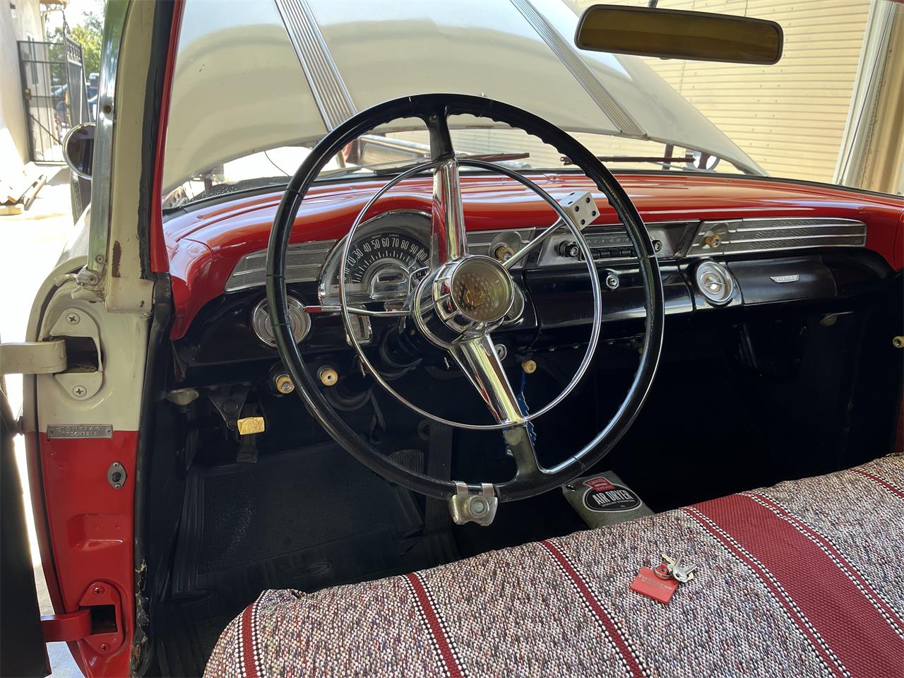 Pontiac-Chieftain-1956-Red-and-white-Black-and-red-7