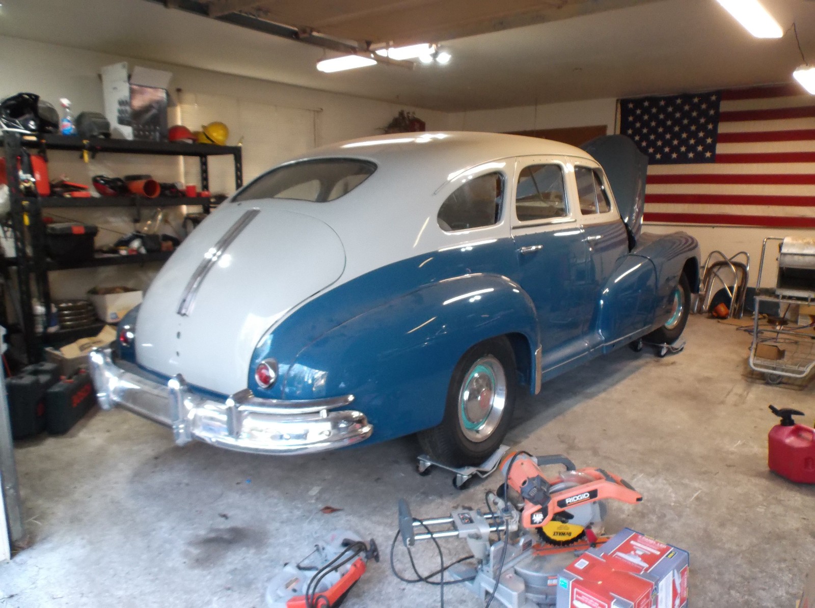 Pontiac-Deluxe-Series-Silver-Streak-1948-Fastback-1