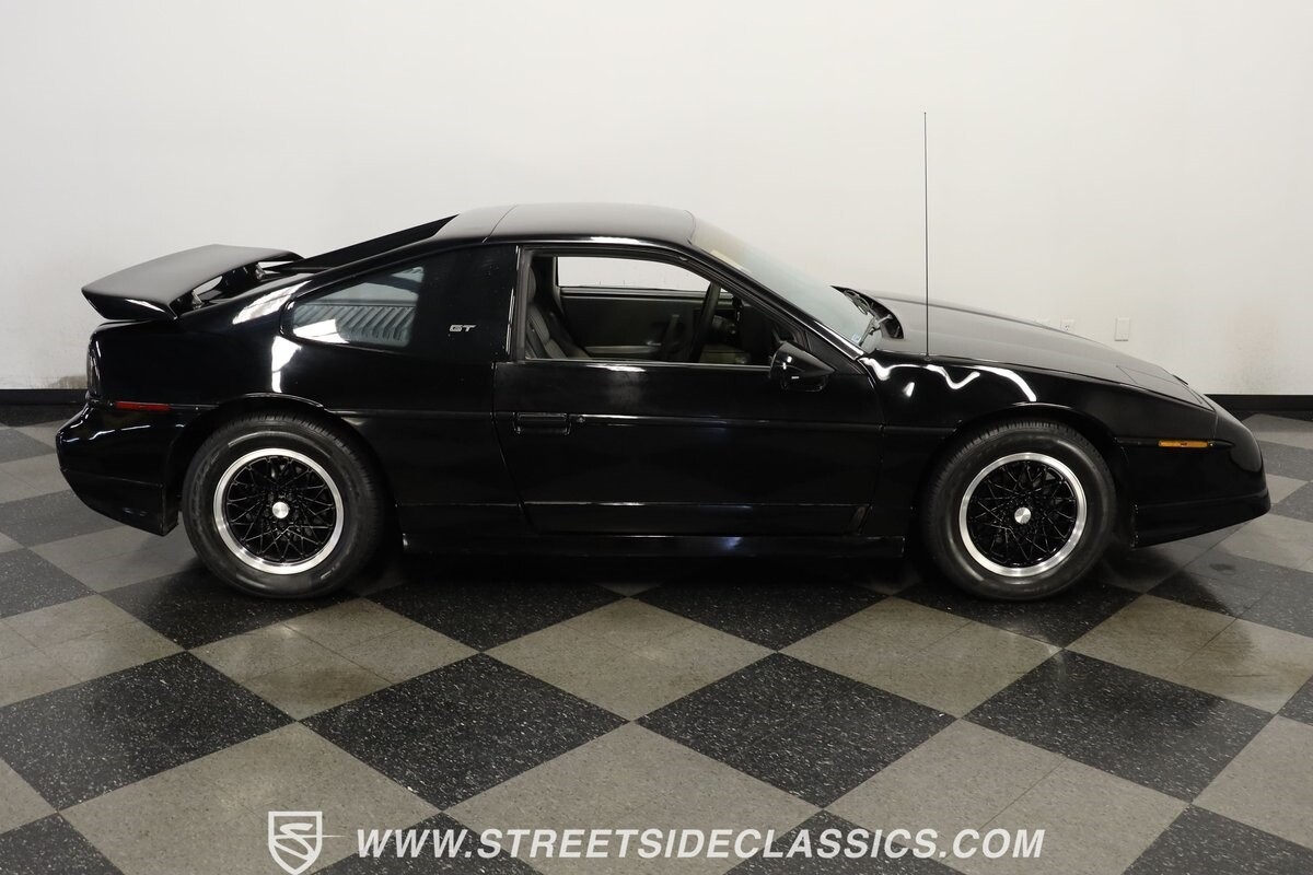Pontiac-Fiero-1988-Coupe-12