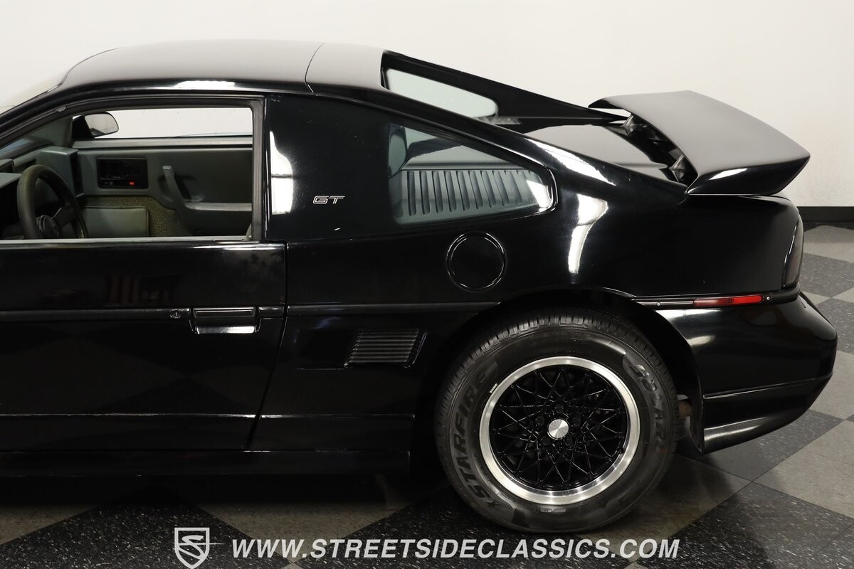 Pontiac-Fiero-1988-Coupe-23