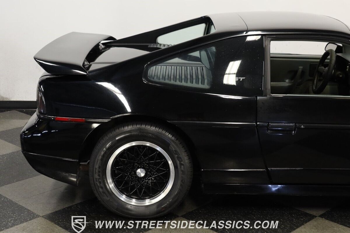 Pontiac-Fiero-1988-Coupe-27
