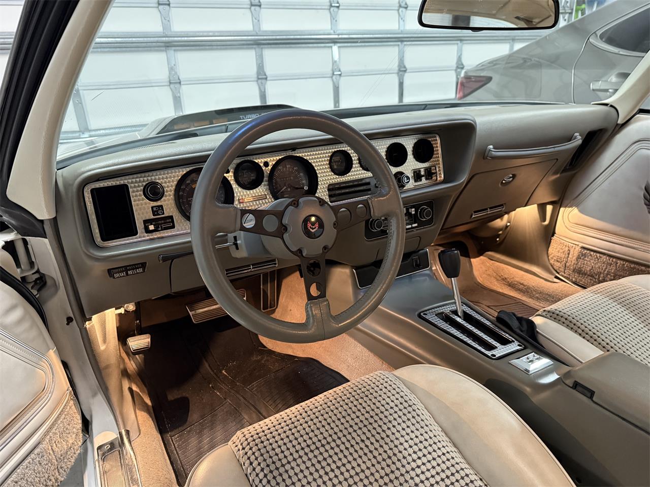 Pontiac-Firebird-trans-am-ws6-1980-Cameo-White-Oyster-Gray-3