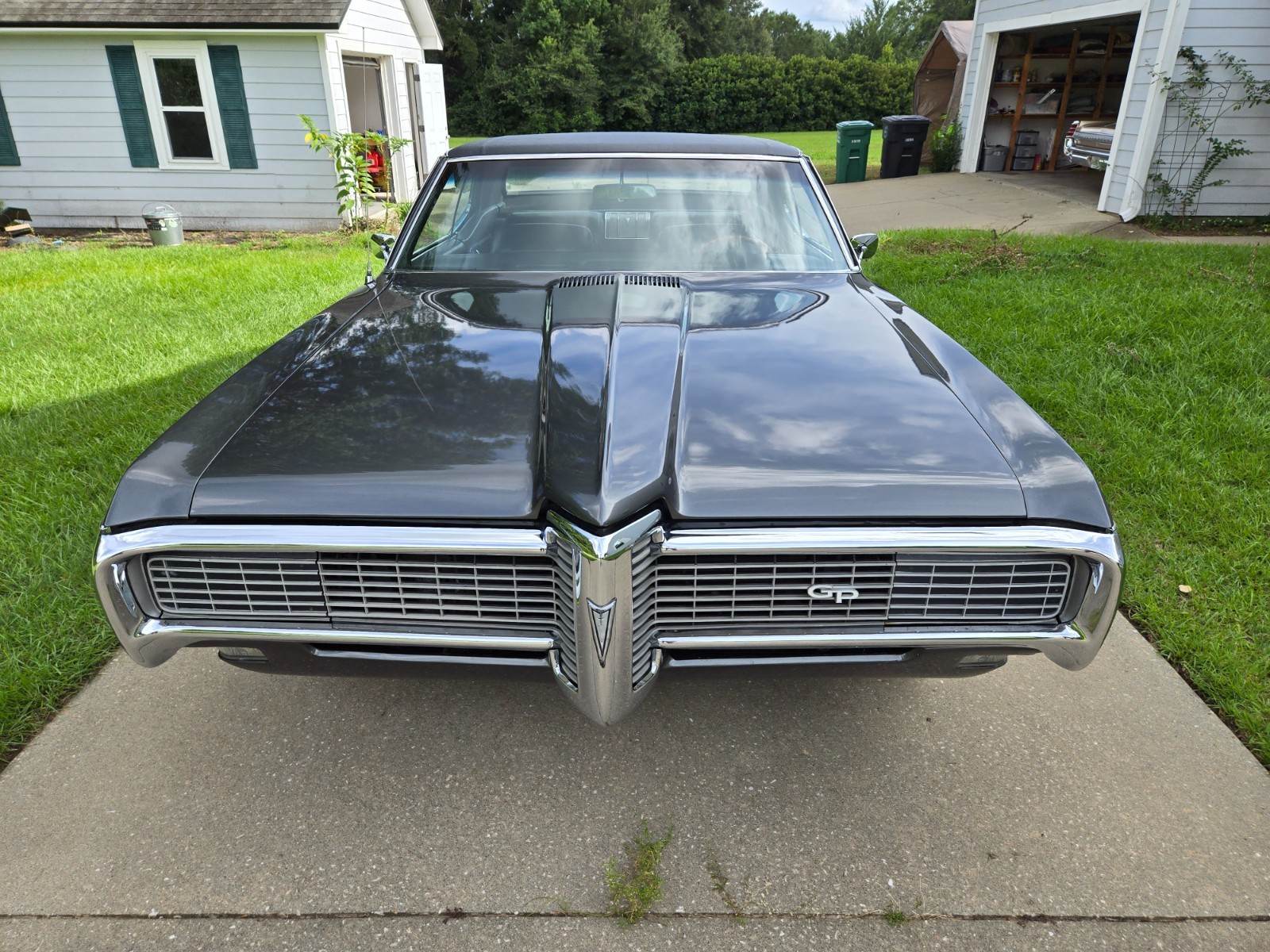 Pontiac-Grand-Prix-1968-Coupe-1