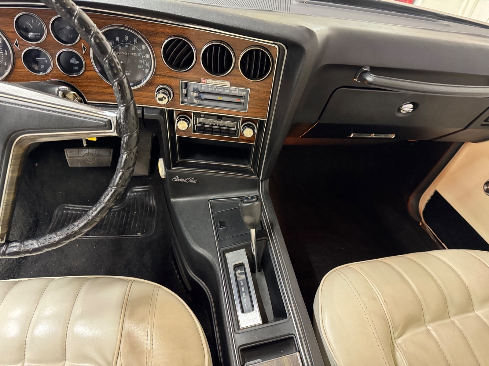 Pontiac-Grand-Prix-1977-2-Door-32