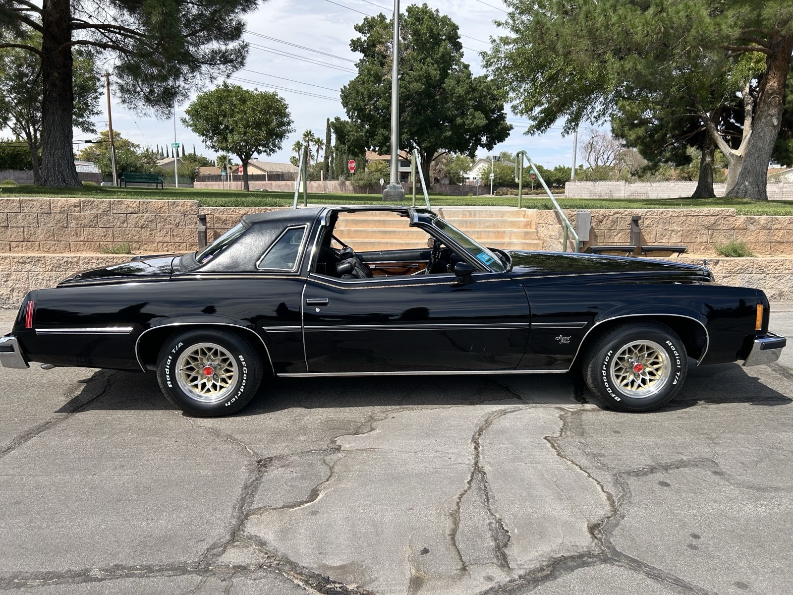 Pontiac-Grand-Prix-1977-3