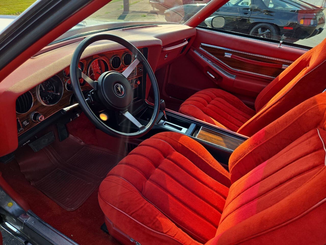 Pontiac-Grand-Prix-1977-Coupe-11