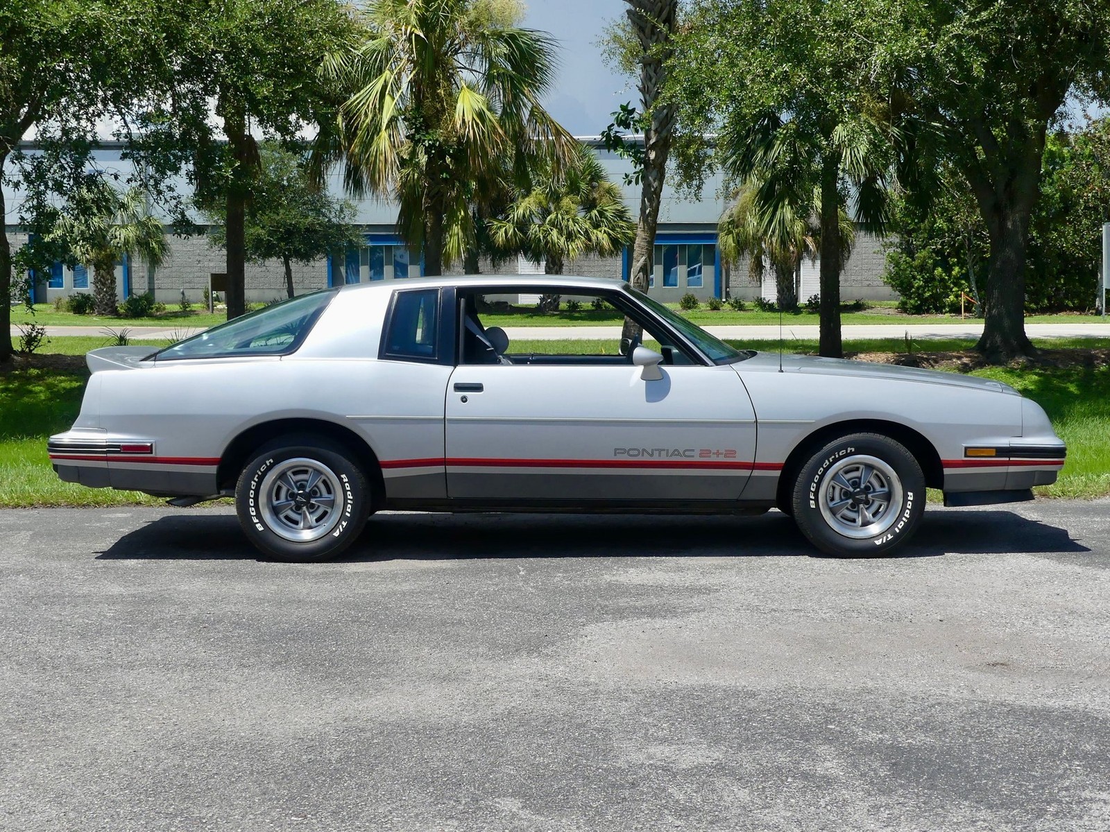 Pontiac-Grand-Prix-1986-Coupe-2