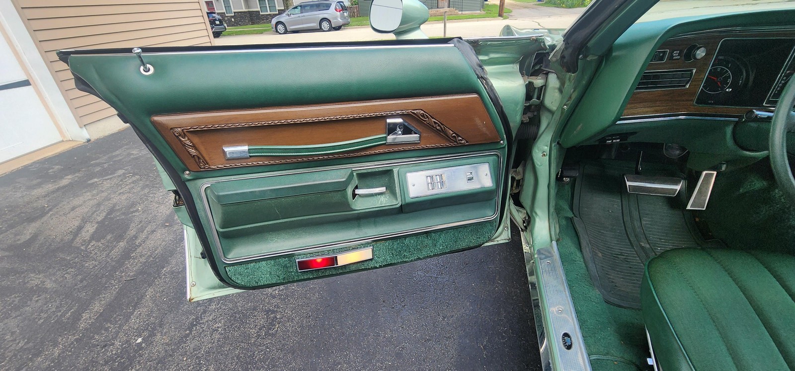 Pontiac-Grandville-1973-4-Dr-23