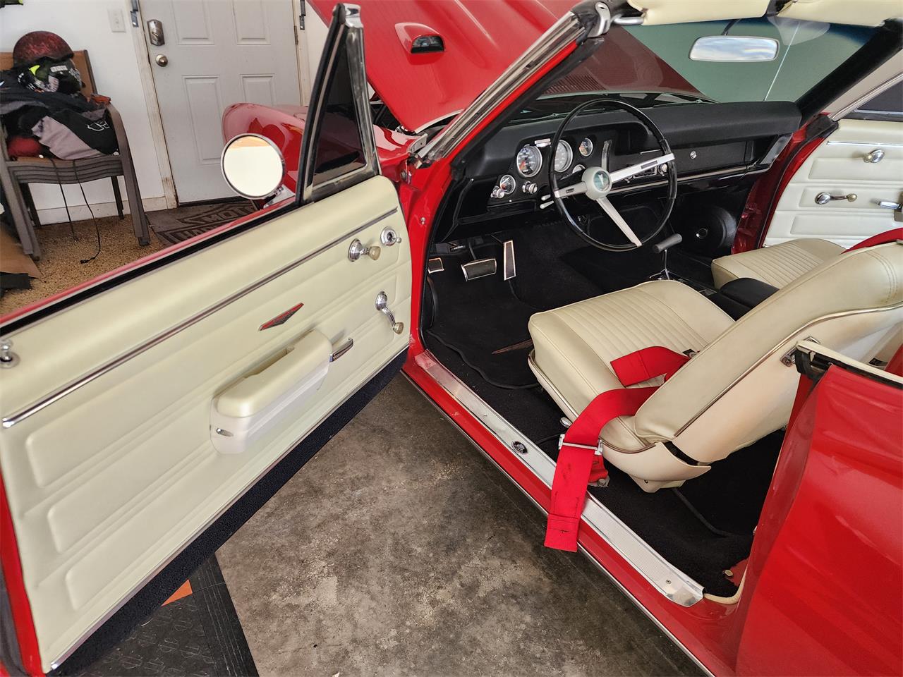 Pontiac-Gto-1968-Red-with-white-top-White-and-black-11