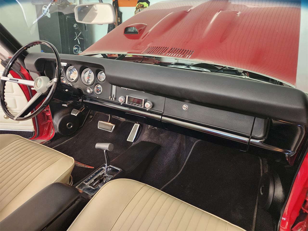 Pontiac-Gto-1968-Red-with-white-top-White-and-black-14