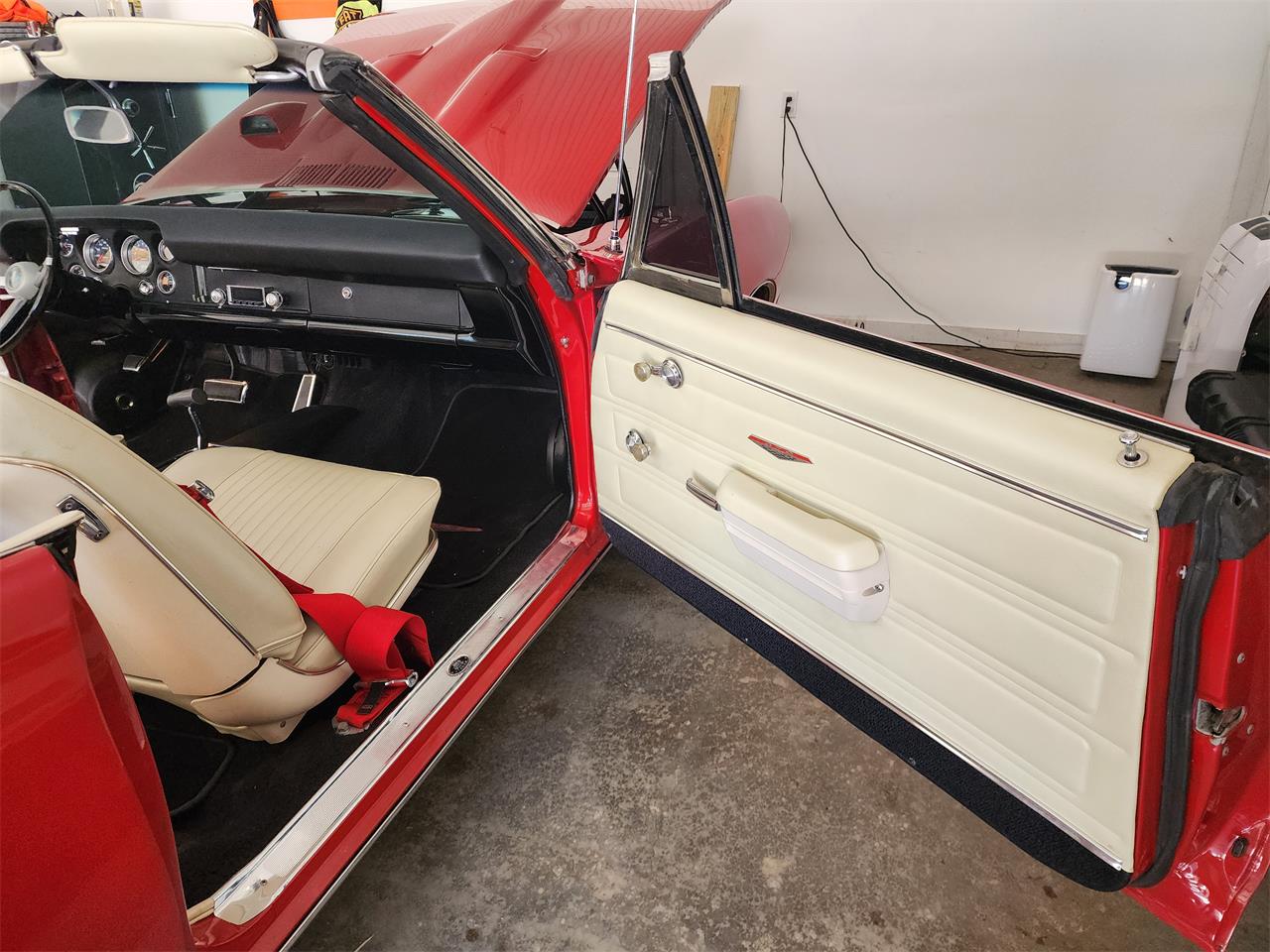 Pontiac-Gto-1968-Red-with-white-top-White-and-black-17