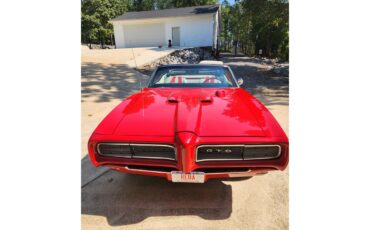 Pontiac-Gto-1968-Red-with-white-top-White-and-black-2