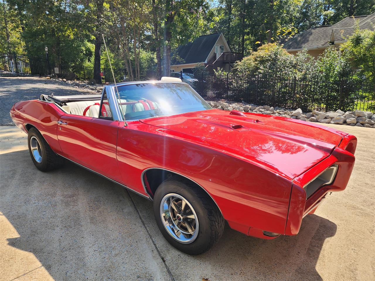 Pontiac-Gto-1968-Red-with-white-top-White-and-black-3