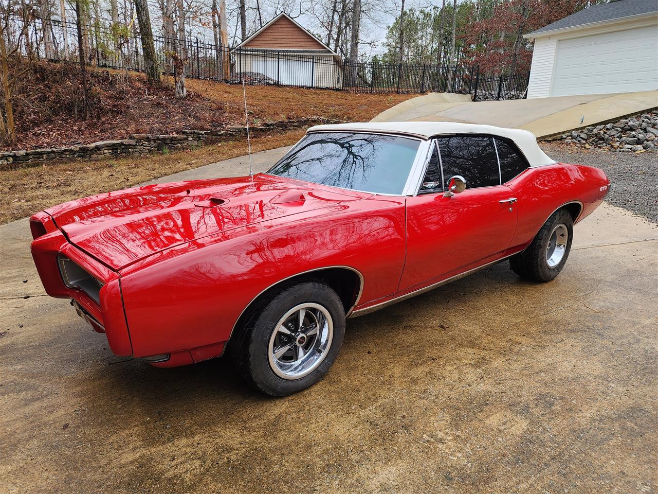 Pontiac-Gto-1968-Red-with-white-top-White-and-black-9