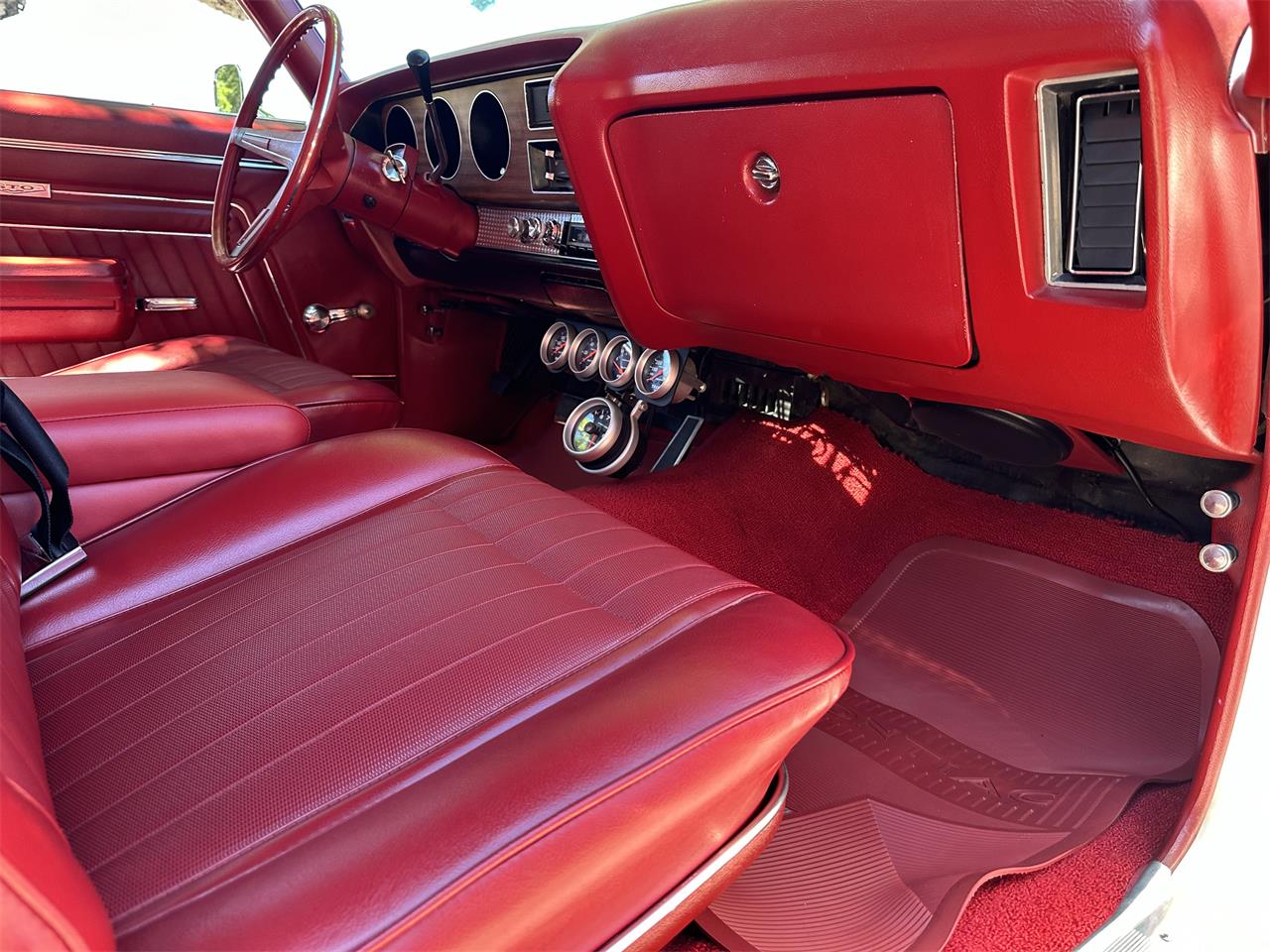Pontiac-Gto-1970-Polar-White-Red-22