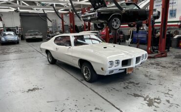 Pontiac-Gto-1970-Polar-White-Red-27