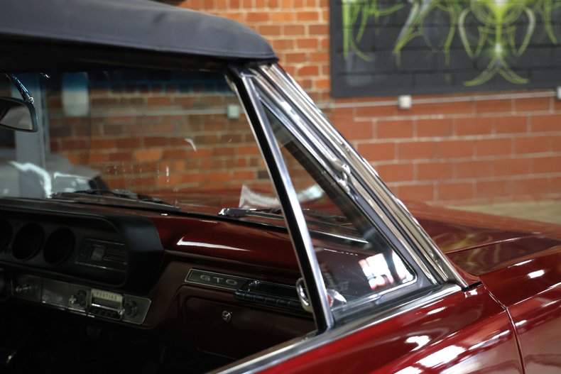 Pontiac-Lemans-1965-Deep-Cranberry-Pearl-Parchment-44