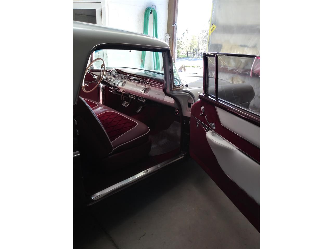 Pontiac-Safari-1956-BurgundyPearl-White-Burgundy-White-12