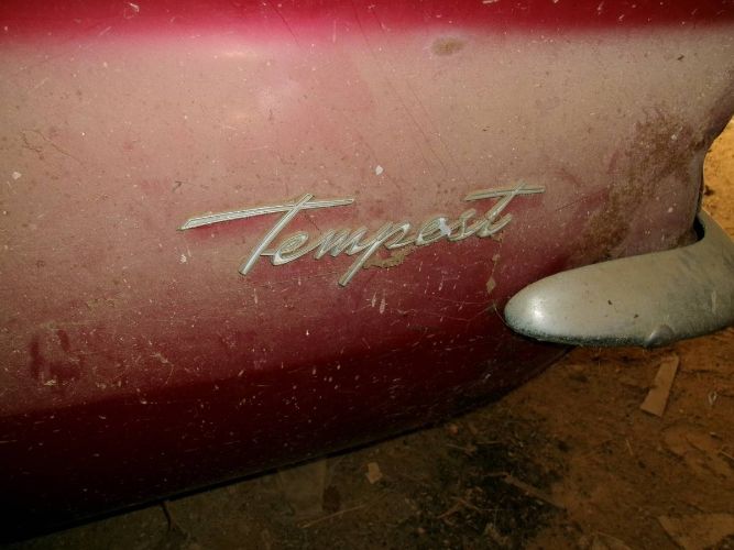 Pontiac-Tempest-1962-Maroon-Black-2