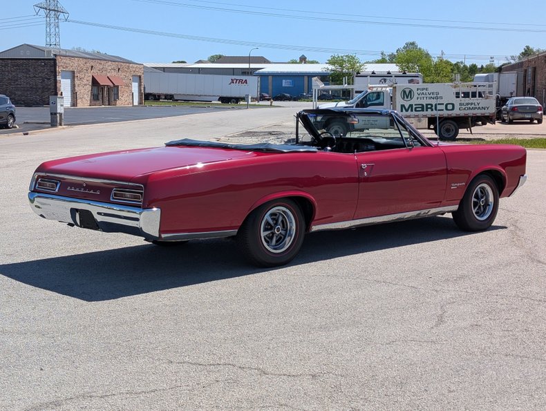 Pontiac-Tempest-1967-Regimental-Red-Black-1