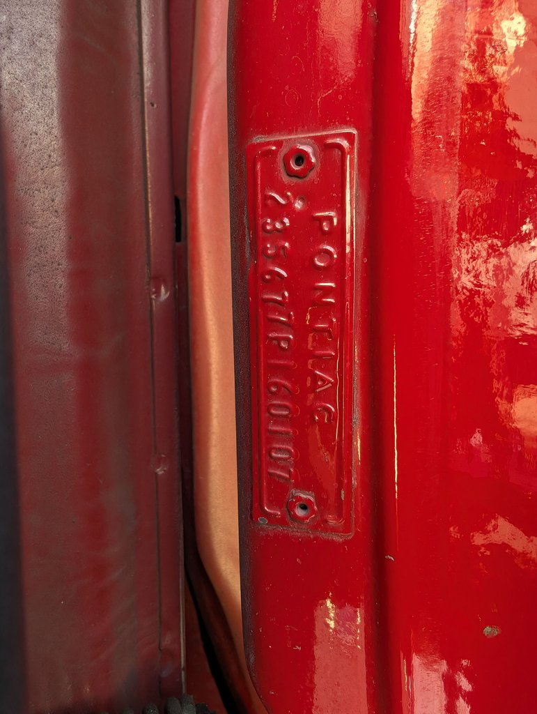 Pontiac-Tempest-1967-Regimental-Red-Black-8