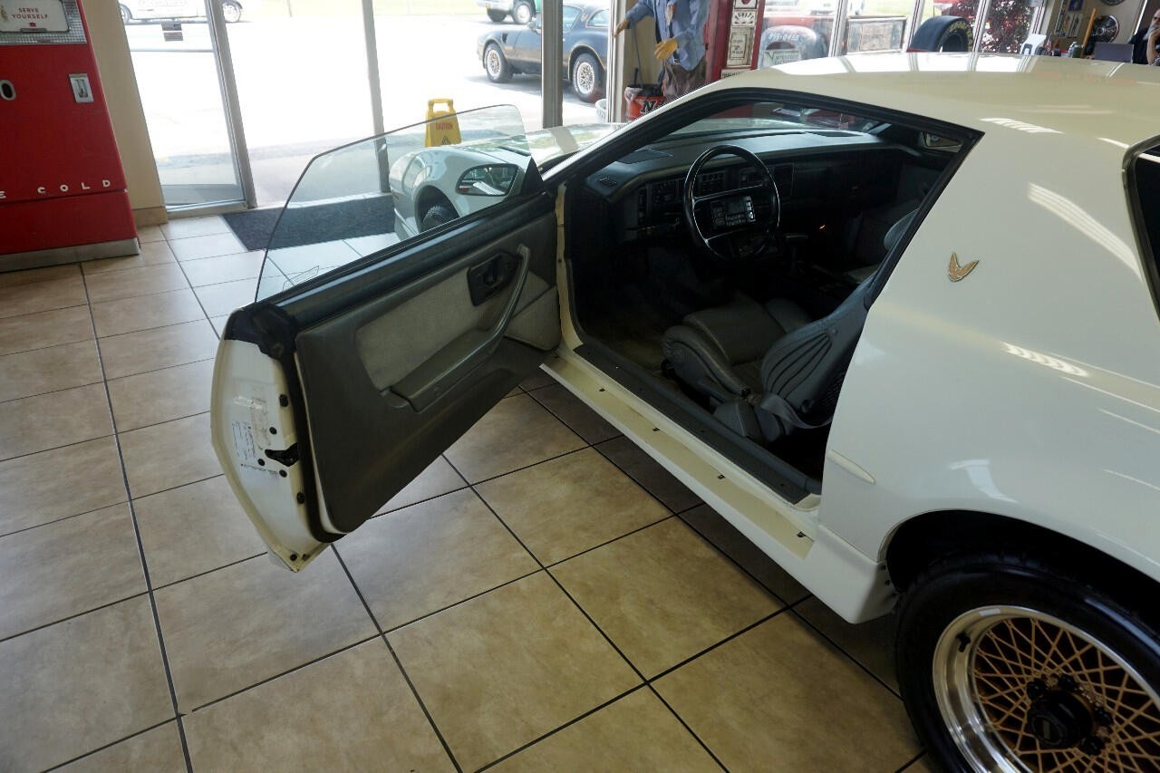 Pontiac-Trans-Am-1988-Classic-Car-20