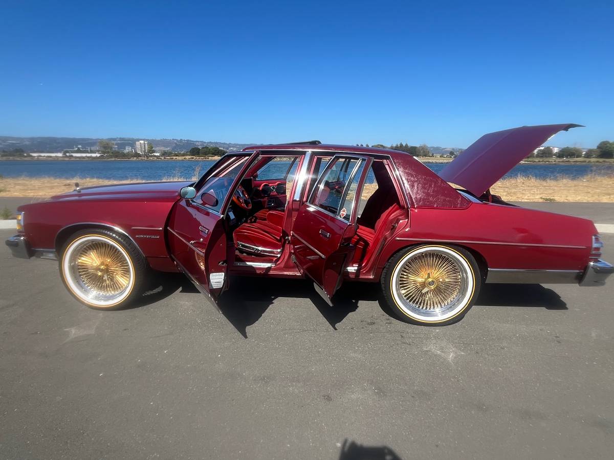 Pontiac-bonneville-1979-custom-12