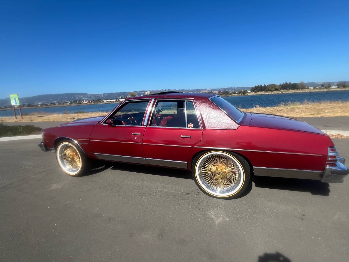 Pontiac-bonneville-1979-custom-3