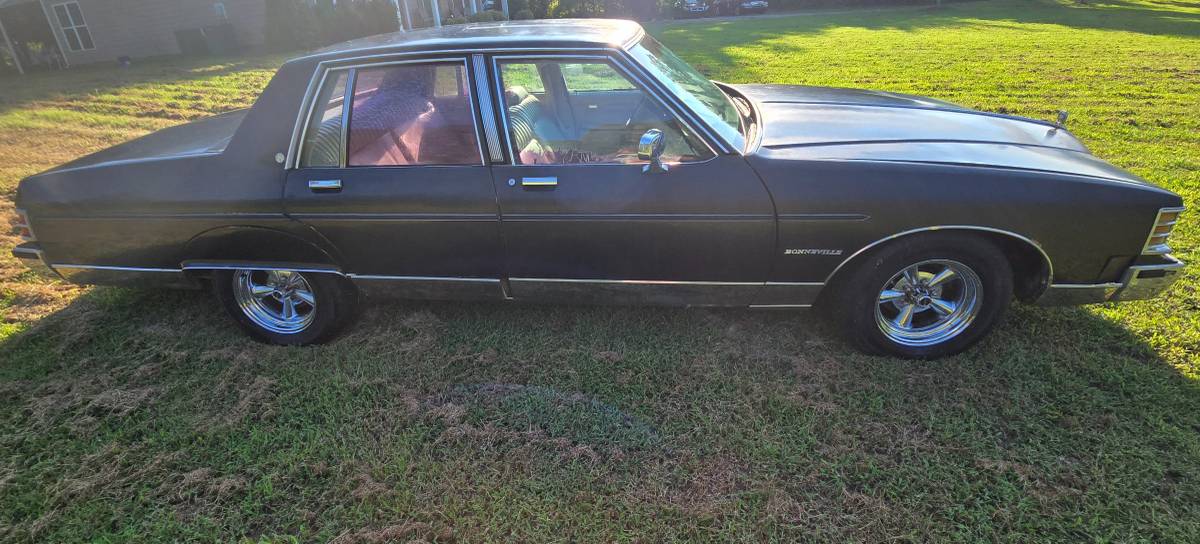 Pontiac-bonneville-1981-black-10