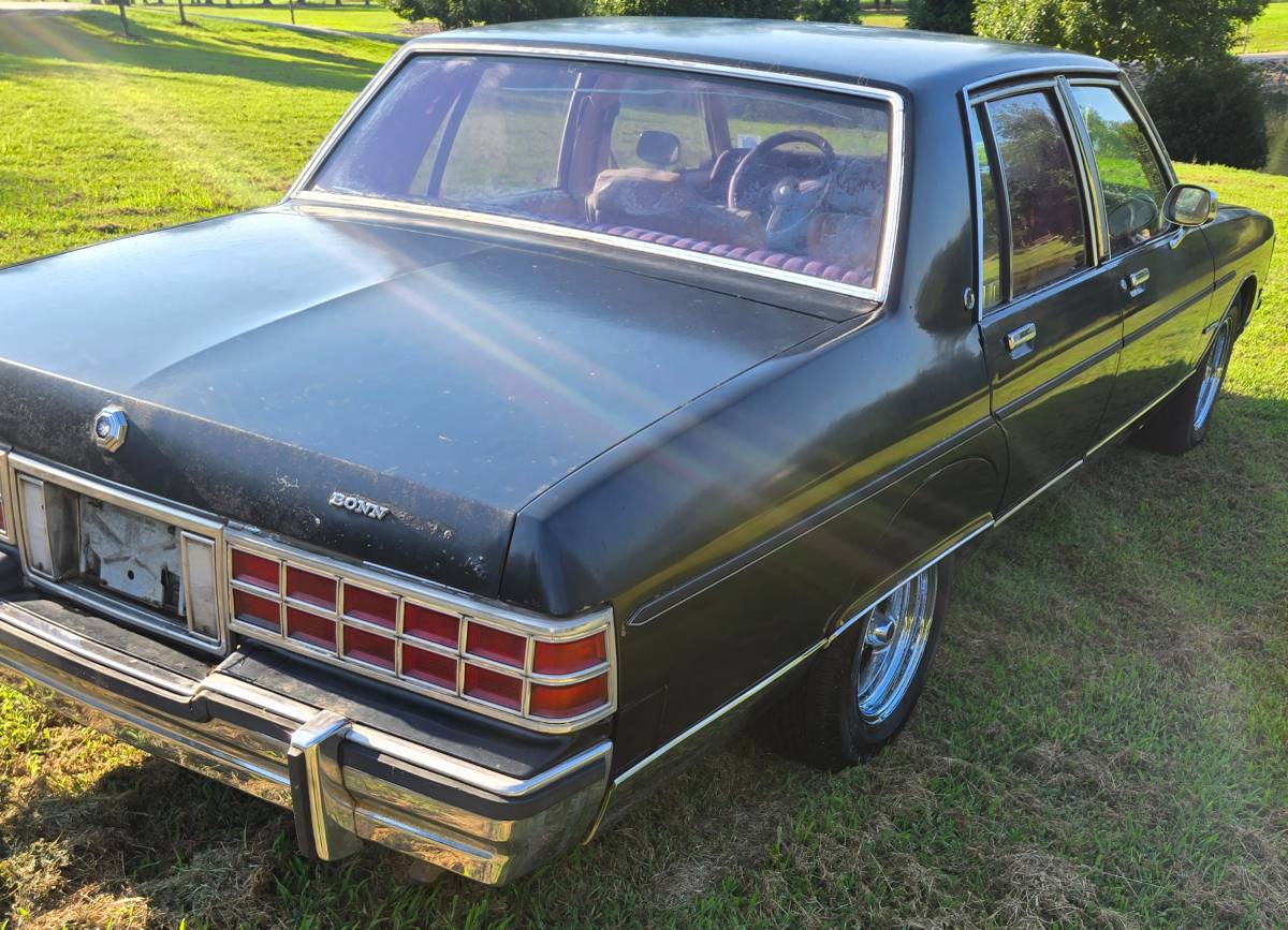 Pontiac-bonneville-1981-black-11