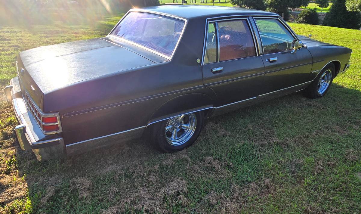Pontiac-bonneville-1981-black-12