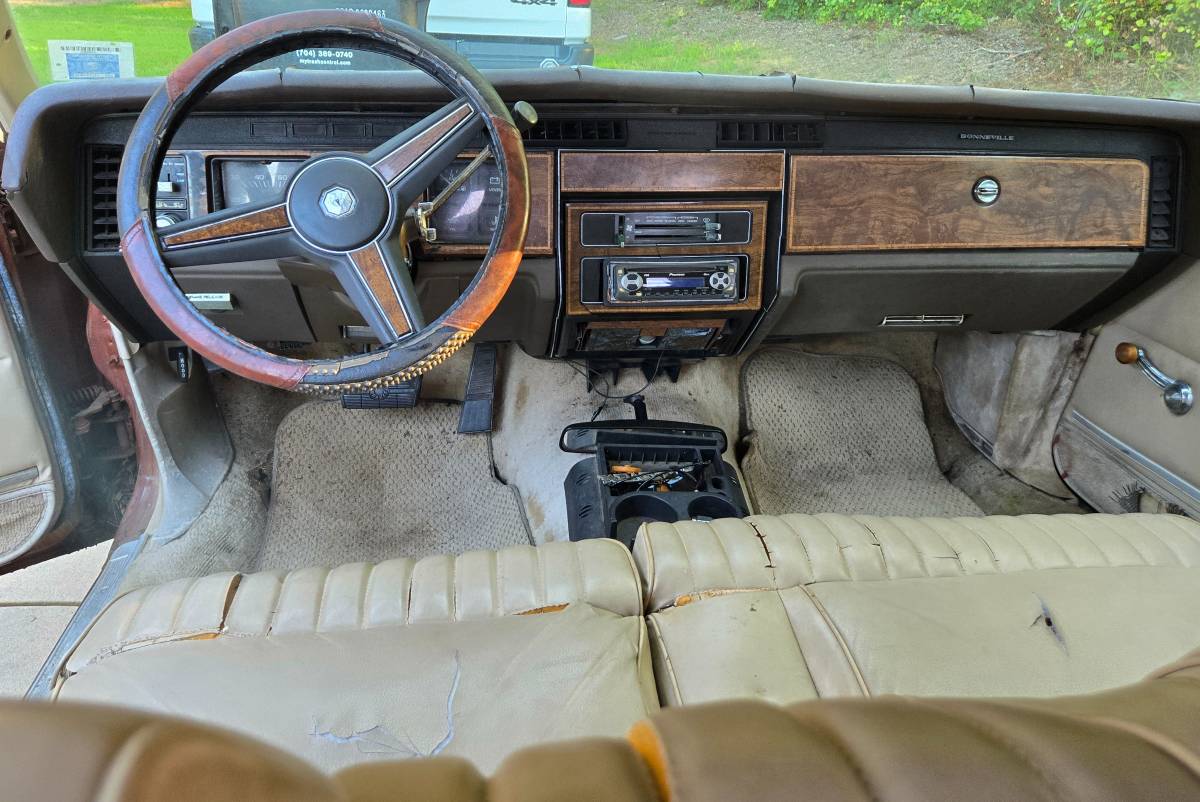 Pontiac-bonneville-1981-black-4